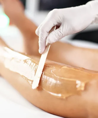 beautician-giving-epilation-laser-treatment-to-wom-2026-01-07-00-45-55-utc