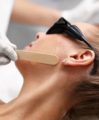 beautician-giving-epilation-laser-treatment-to-wom-2026-01-07-05-57-57-utc