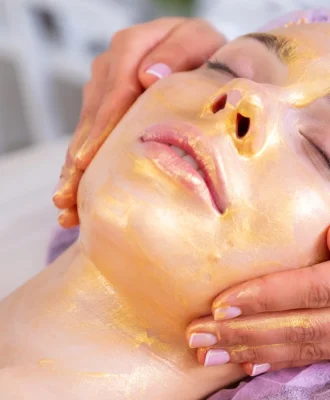 cosmetologist-applies-a-woman-a-therapeutic-mask-o-2026-01-06-09-25-15-utc