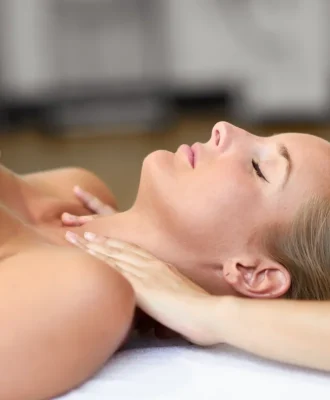 joven-recibiendo-un-masaje-de-cabeza-en-un-centro-de-spa (1)